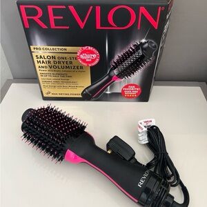 REVLON One-Step Hair Dryer And Volumizer